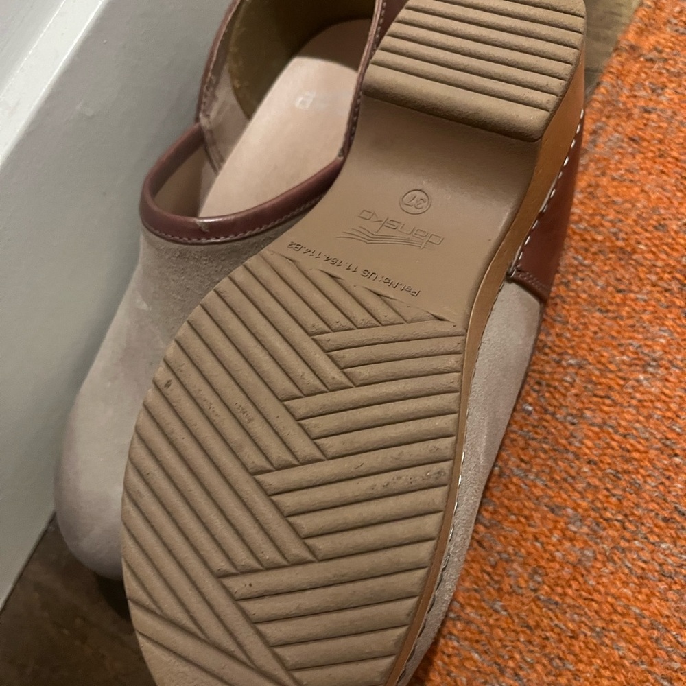 37 | Size 7 Dansko 2 tone beige suede/leather clog - New never worn. - Picture 2 of 5